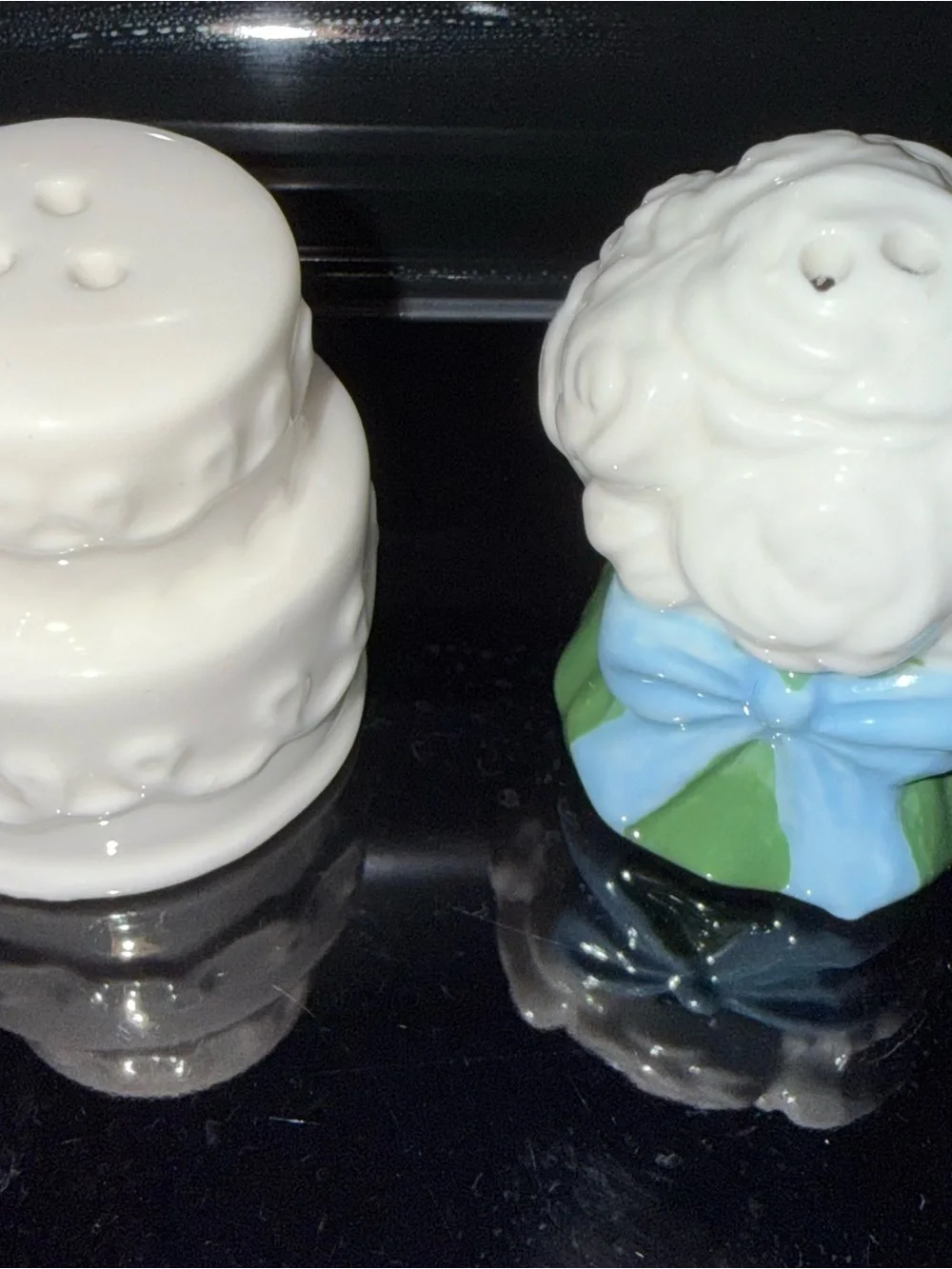 Mini Wedding Cake & Bouquet salt and pepper shakers - flowers summer party